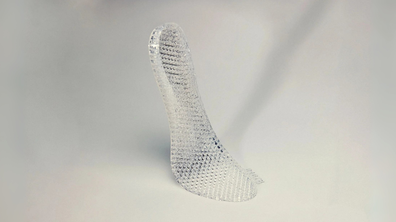 Durchsichtiger, skulpturaler Objekt mit elegantem, geschwungenem Design.